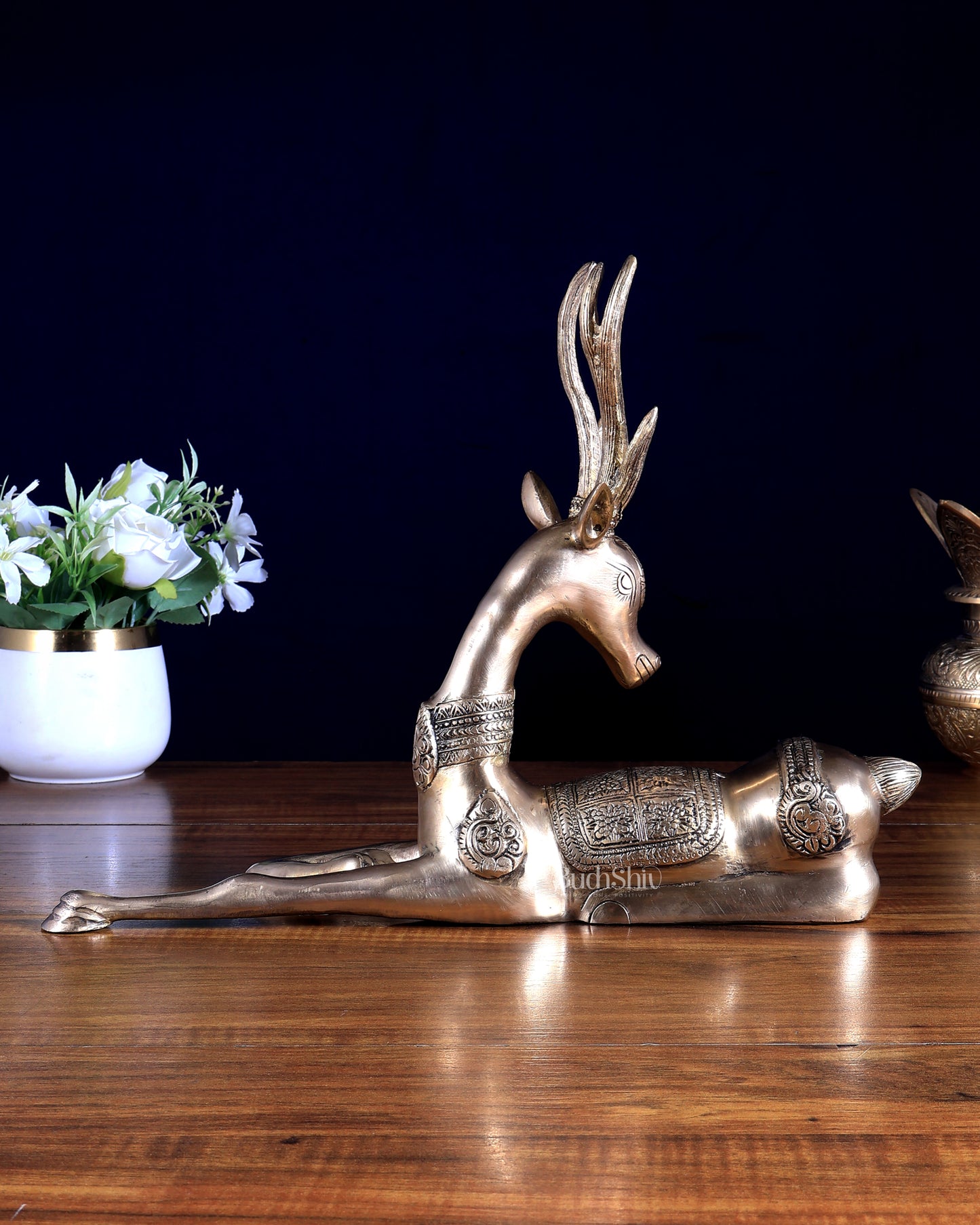 Pure Brass Resting Reindeer with Stretched Legs – Elegant Home Décor Accent
