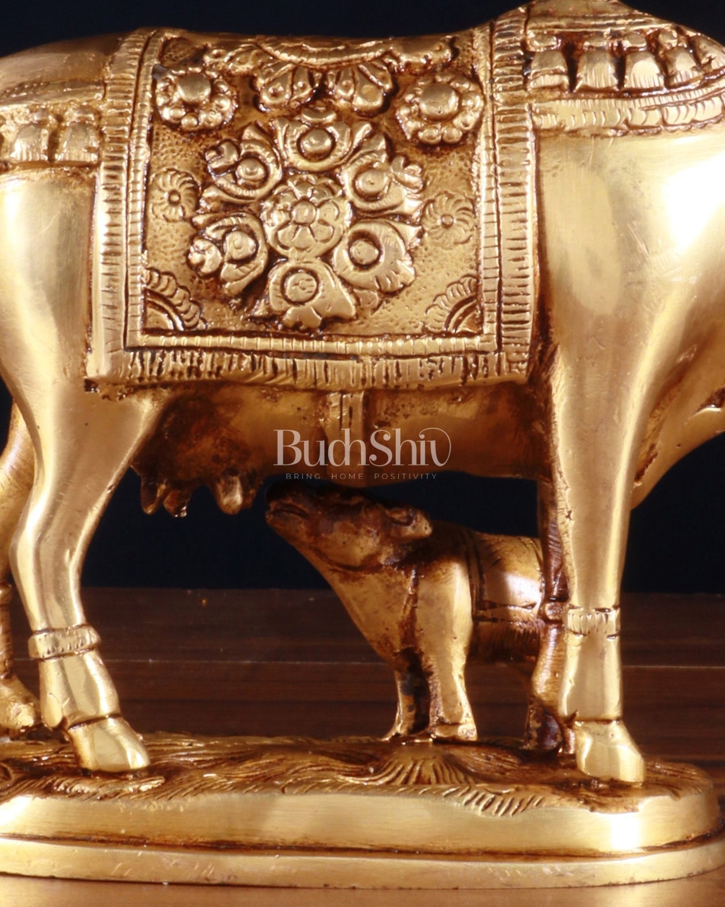 Brass Kamdhenu Cow with Calf Idol – 5 x 7 x 3.4 Inches, 1.5 Kg - Budhshiv.com