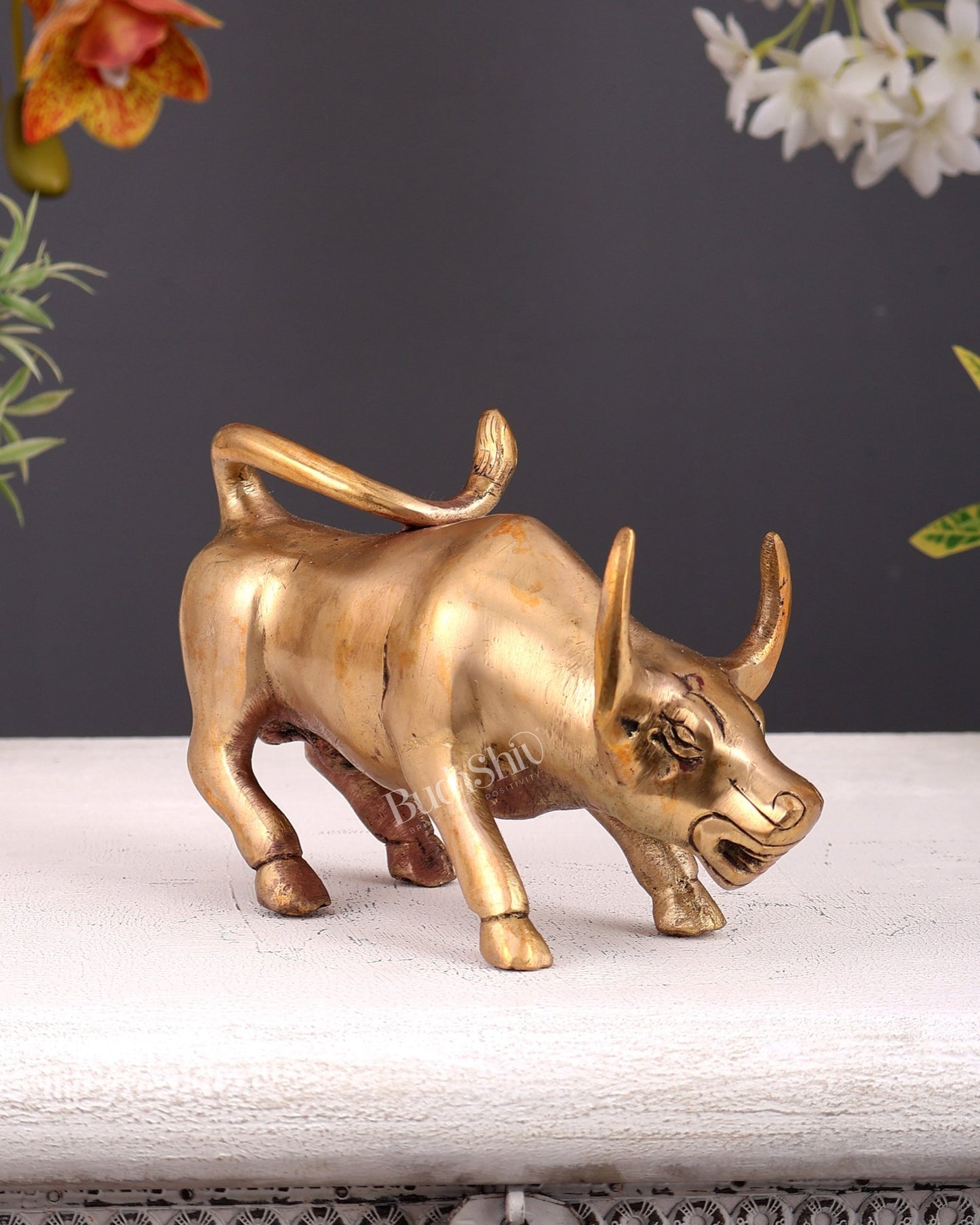 Brass Bull of Wall Street Charging Bull Showpiece – Vastu Gift for Stock Market Enthusiasts 7 Inch - Budhshiv.com