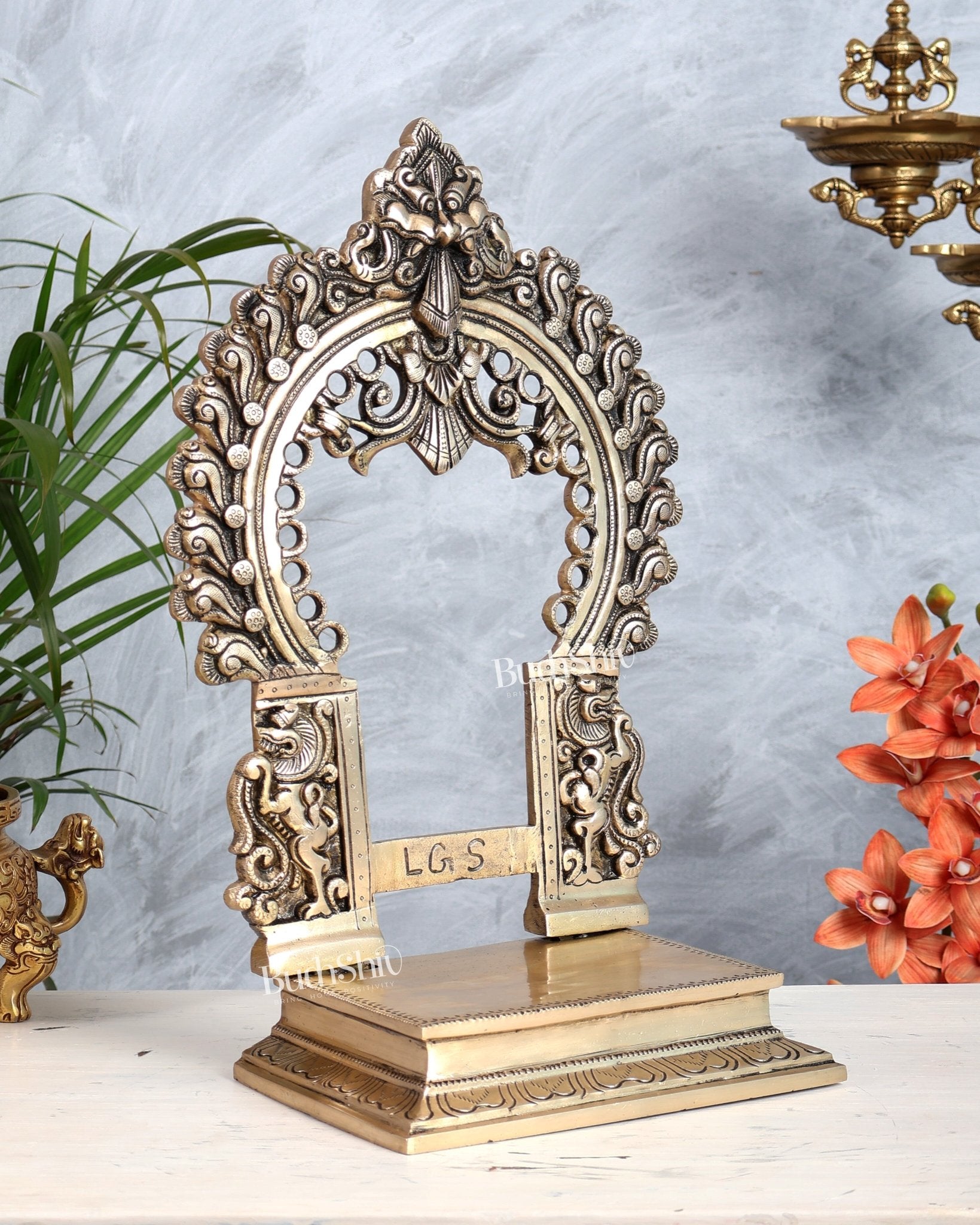 Brass Singhasan Peetha with Kirtimukha Prabhavali | Temple Throne for God Idols 16.5" - Budhshiv.com
