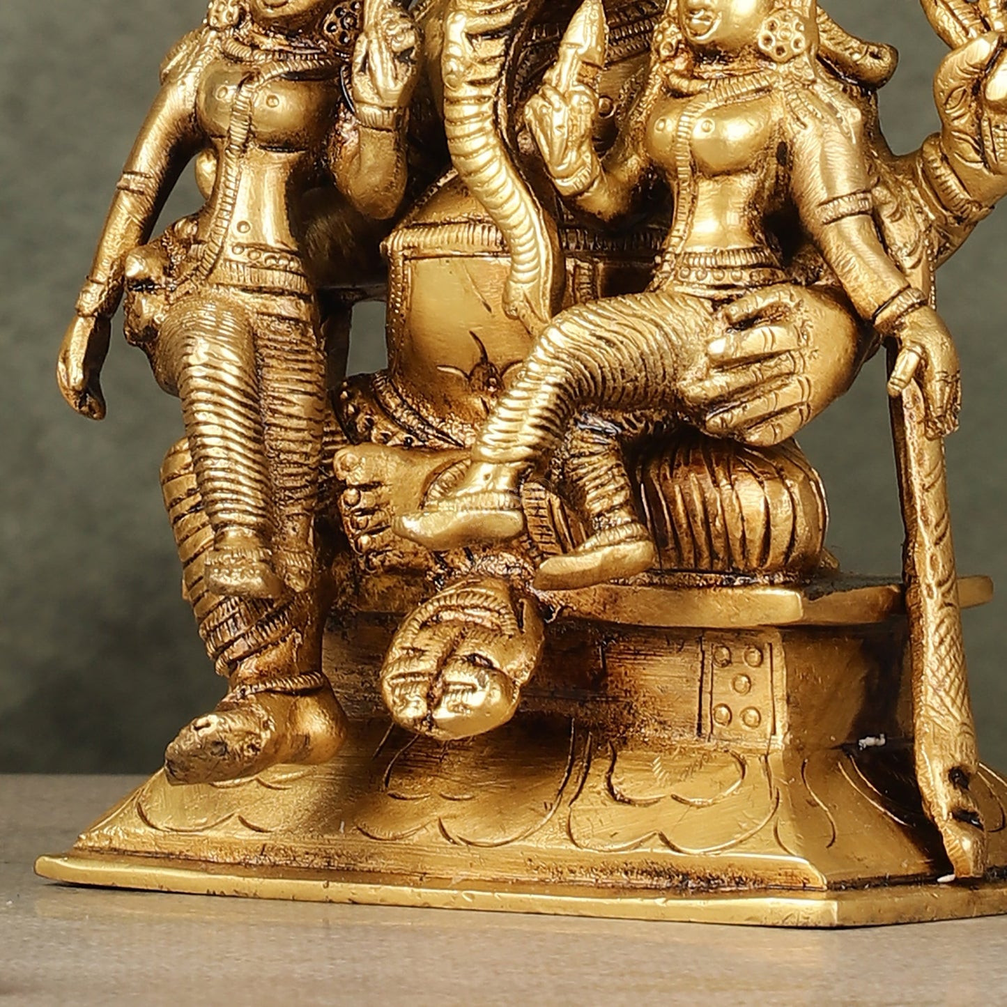 Divine Pure Brass Lord Ganesha Statue with Riddhi and Siddhi | 7" - Budhshiv.com