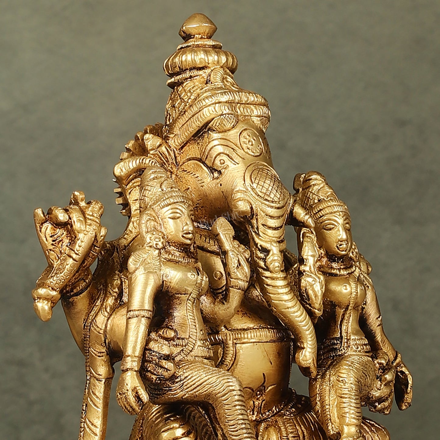 Divine Pure Brass Lord Ganesha Statue with Riddhi and Siddhi | 7" - Budhshiv.com