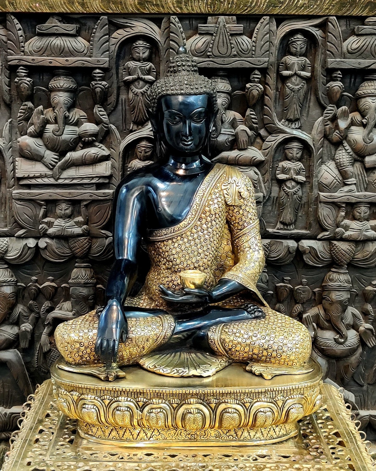 Fine Brass Buddha Statue | Bhoomisparsha Mudra |22.5 inch - Budhshiv.com
