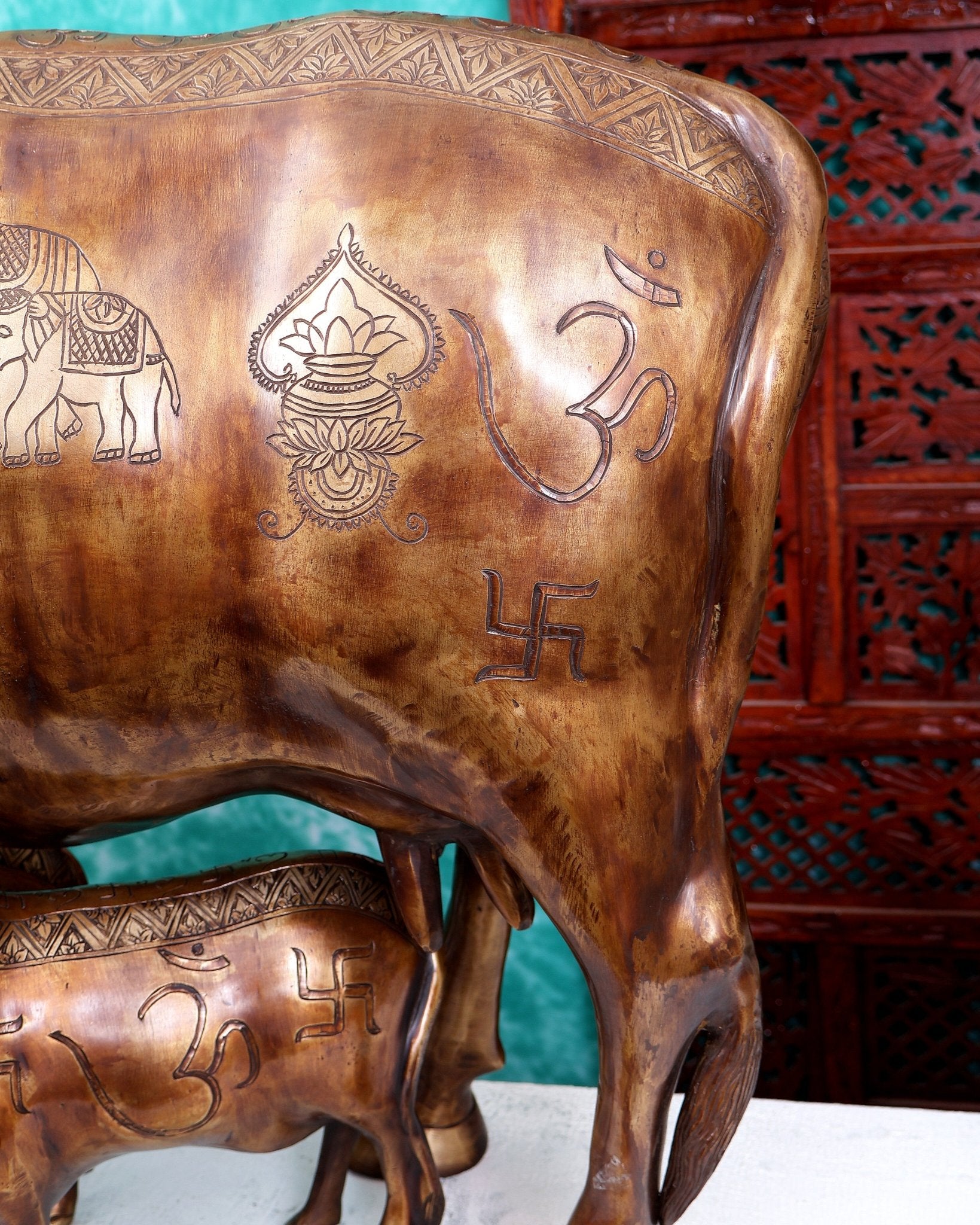 Pure Brass Large cow Statue with calves with carvings 29 inch Antique tone with carvings - Budhshiv.com