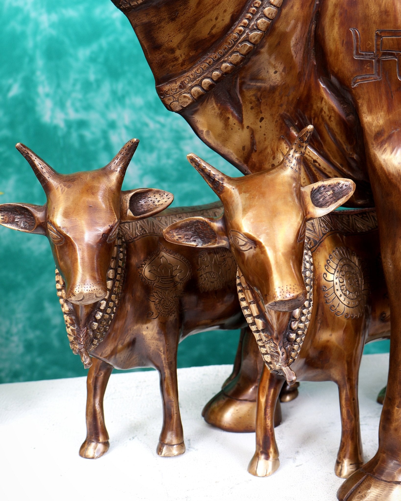 Pure Brass Large cow Statue with calves with carvings 29 inch Antique tone with carvings - Budhshiv.com